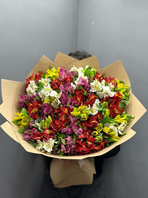 Букет из 39 альстромерии, артикул F1220804 - 7100 рублей, доставка по городу. Flawery - доставка цветов