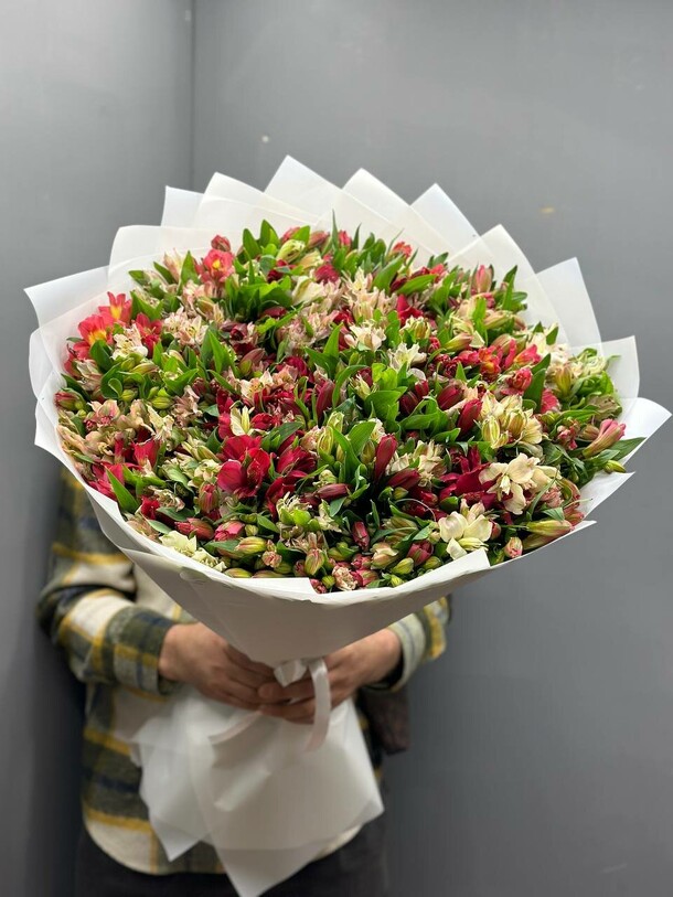 Букет из 49 альстромерии, артикул F1220805 - 8600 рублей, доставка по городу. Flawery - доставка цветов