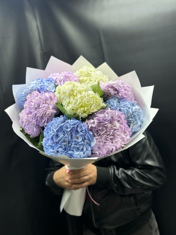 💐 букет из 9 гортензий, артикул F1339155 - 6300 рублей, доставка по городу. Flawery - доставка цветов