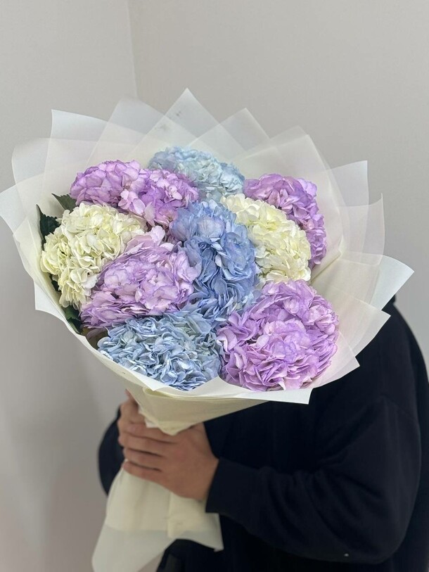 Букет из 11 гортензий, артикул F1339161 - 7100 рублей, доставка по городу. Flawery - доставка цветов