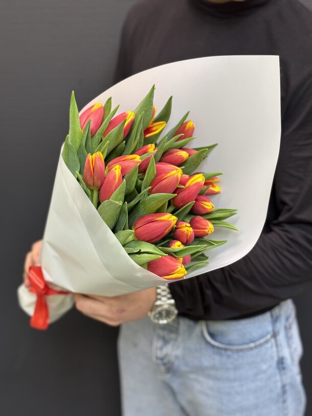 Букет из 25 тюльпанов «огонь» 🔥🌷, артикул F1390306 - 7985 рублей, доставка по городу. Flawery - доставка цветов