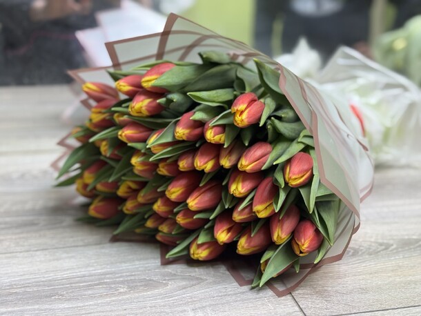 Букет из 51 огненных тюльпанов 🔥🌷, артикул F1390372 - 14640 рублей, доставка по городу. Flawery - доставка цветов