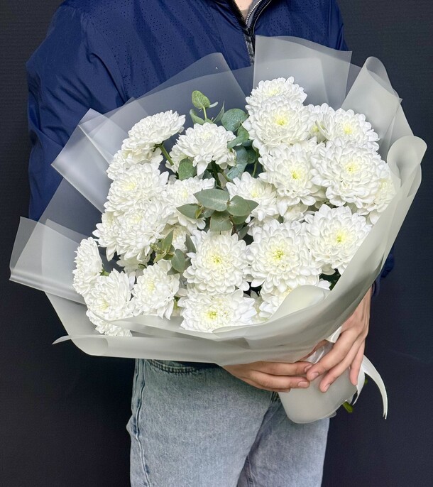 Трепетные чувства — хризантемы и эвкалипт 🤍🌿💫, артикул F1406531 - 3200 рублей, доставка по городу. Flawery - доставка цветов