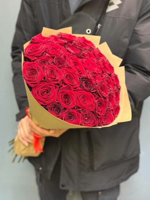 Букет из 35 красных роз, артикул F1504591 - 9184 рублей, доставка по городу. Flawery - доставка цветов