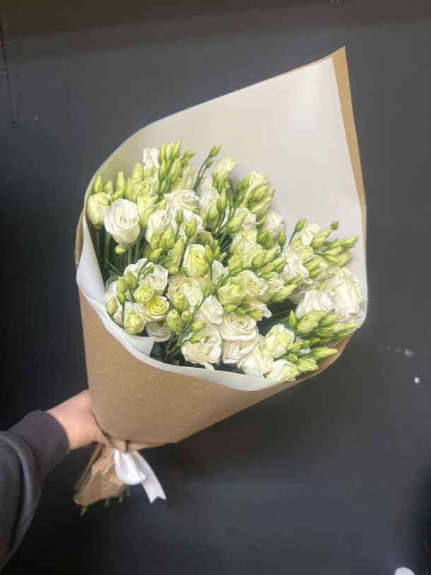 Букет из 11 эустома, артикул F1530002 - 11314 рублей, доставка по городу. Flawery - доставка цветов