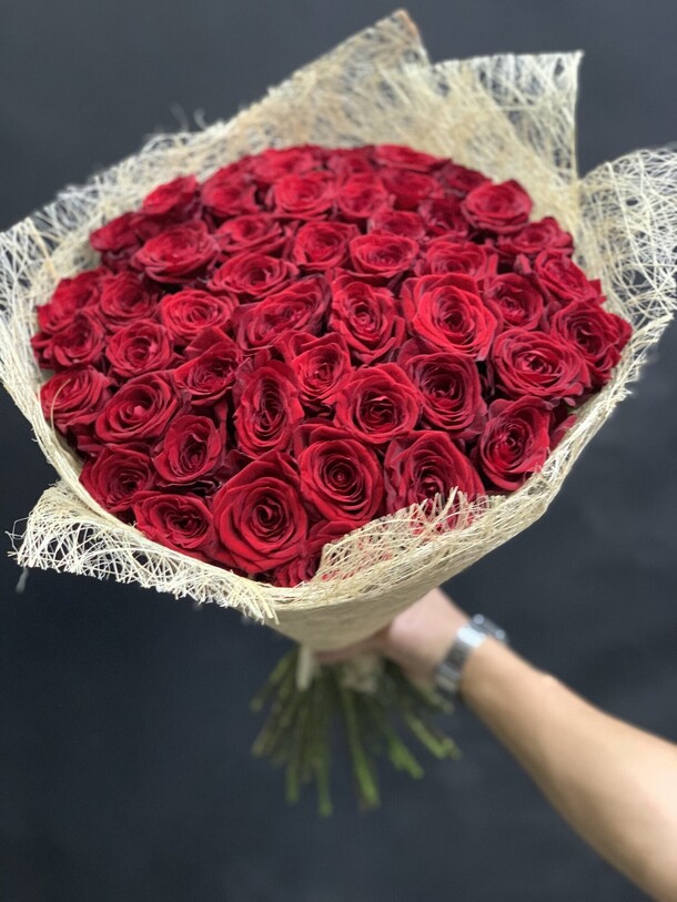 51 роза, артикул F1150090 - 10755 рублей, доставка по городу. Flawery - доставка цветов