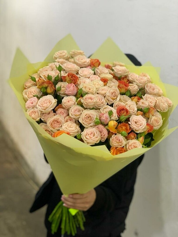 Букет из кустовых роз 31, артикул F1150243 - 10999 рублей, доставка по городу. Flawery - доставка цветов