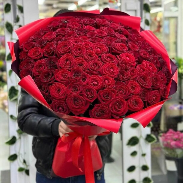 101 роза в упаковке, артикул F1168752 - 17599 рублей, доставка по городу. Flawery - доставка цветов