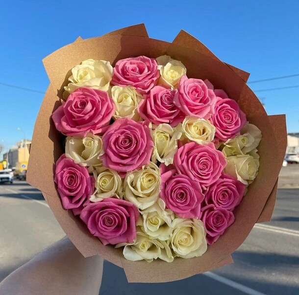 Розы микс, артикул F1168977 - 7699 рублей, доставка по городу. Flawery - доставка цветов