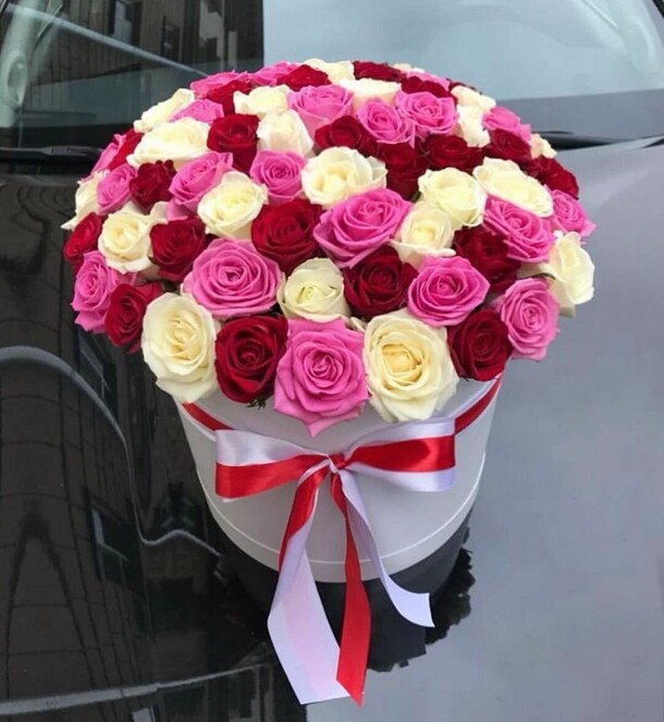 Розы микс в коробке, артикул F1168978 - 9679 рублей, доставка по городу. Flawery - доставка цветов