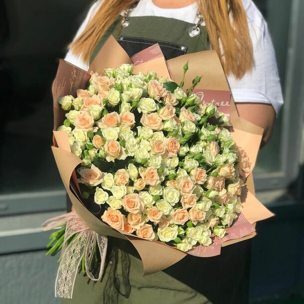 Букет из кустовых роз, артикул F1169954 - 14850 рублей, доставка по городу. Flawery - доставка цветов