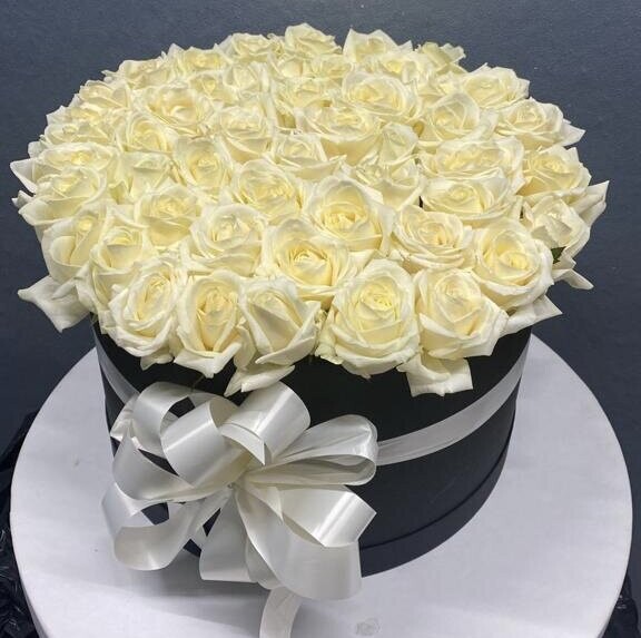 Белые розы в коробке, артикул F1170700 - 10999 рублей, доставка по городу. Flawery - доставка цветов