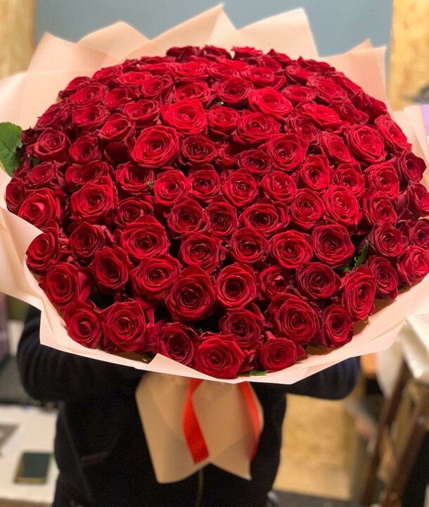 Букет из 101 роз, артикул F1182211 - 18039 рублей, доставка по городу. Flawery - доставка цветов