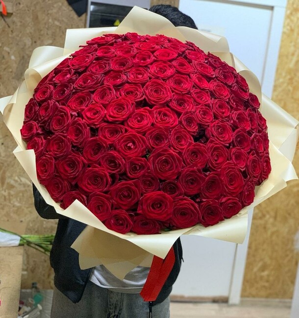 101 роза, артикул F1206163 - 18699 рублей, доставка по городу. Flawery - доставка цветов