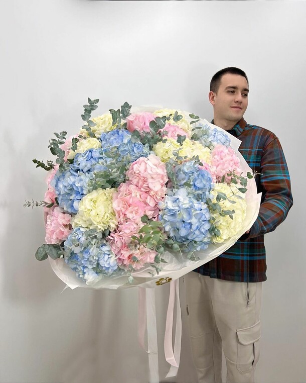 Яркий цвет гортензия, артикул F1210902 - 18480 рублей, доставка по городу. Flawery - доставка цветов