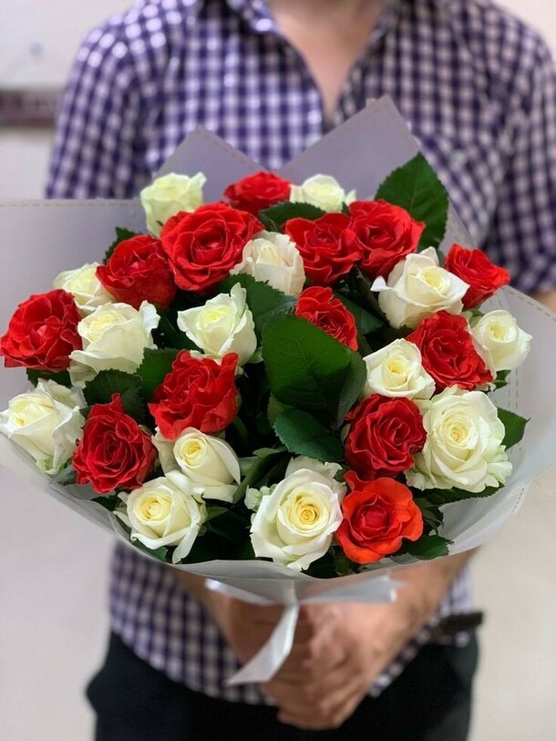 Красно белые розы 🌹, артикул F1212767 - 6599 рублей, доставка по городу. Flawery - доставка цветов