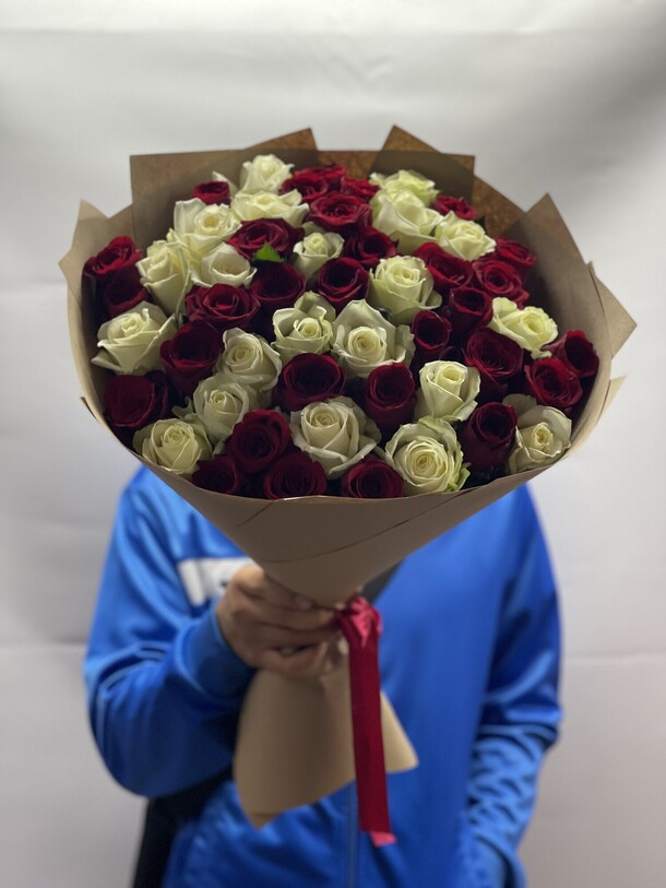 51 роза микс, артикул F1214186 - 9899 рублей, доставка по городу. Flawery - доставка цветов