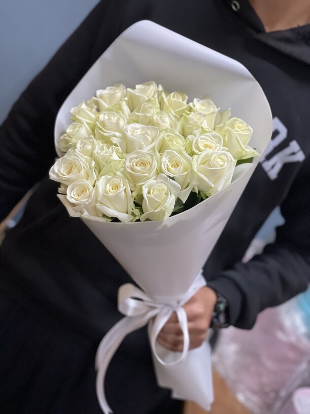 Букетик из белых роз, артикул F1215060 - 5936 рублей, доставка по городу. Flawery - доставка цветов