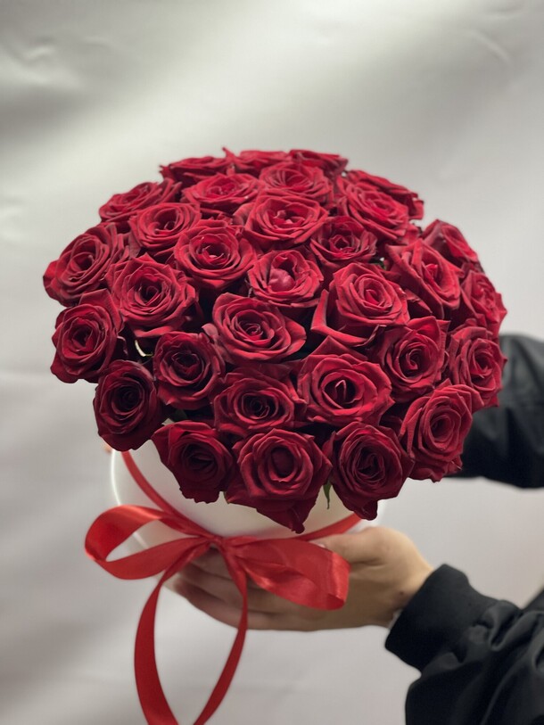 Розы в коробке, артикул F1215441 - 8469 рублей, доставка по городу. Flawery - доставка цветов