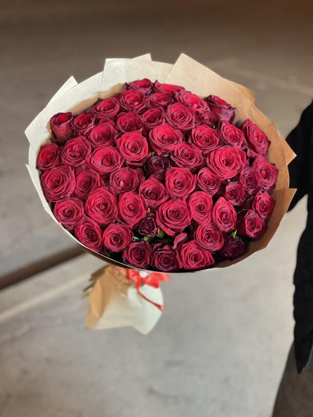 51 роз, артикул F1216108 - 9899 рублей, доставка по городу. Flawery - доставка цветов