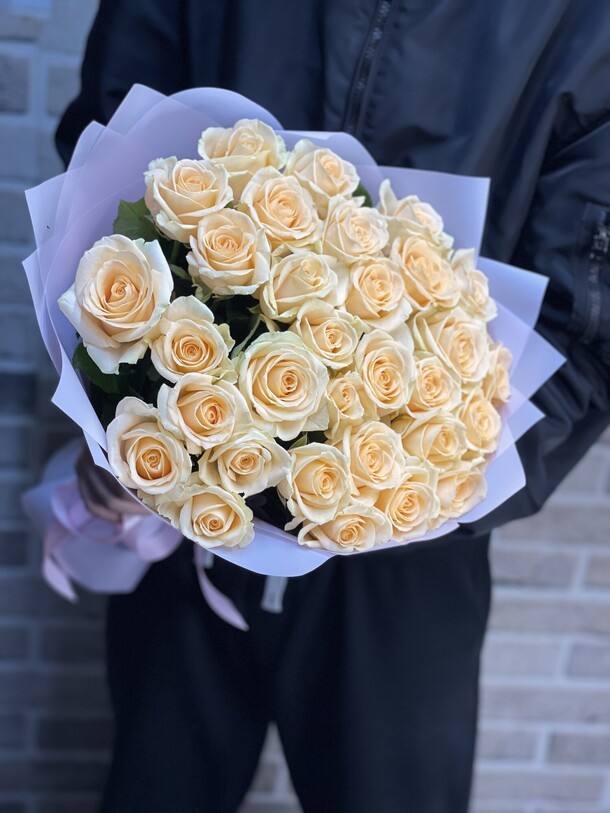 Розы в упаковке, артикул F1220240 - 6269 рублей, доставка по городу. Flawery - доставка цветов