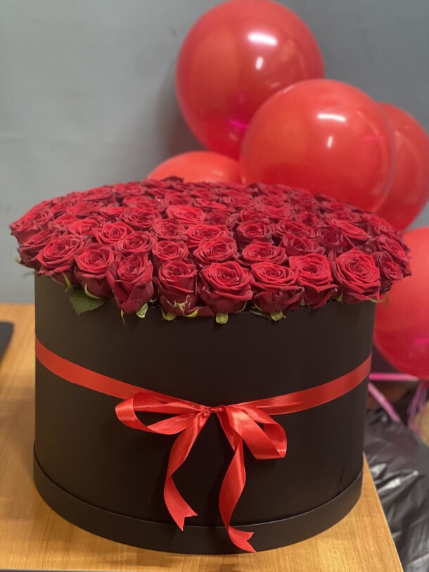 101 роза, артикул F1223299 - 26180 рублей, доставка по городу. Flawery - доставка цветов