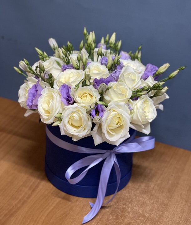 Цветы в коробке, артикул F1224288 - 7900 рублей, доставка по городу. Flawery - доставка цветов