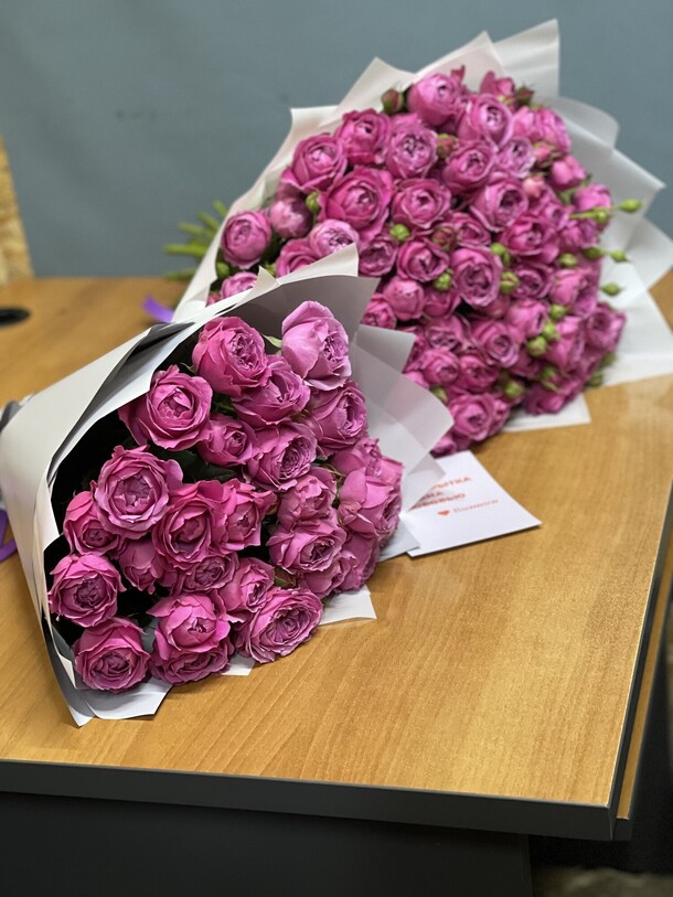 2 букета, артикул F1225338 - 18699 рублей, доставка по городу. Flawery - доставка цветов