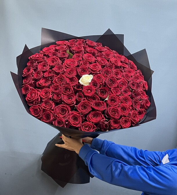 101 роза, артикул F1232444 - 18699 рублей, доставка по городу. Flawery - доставка цветов