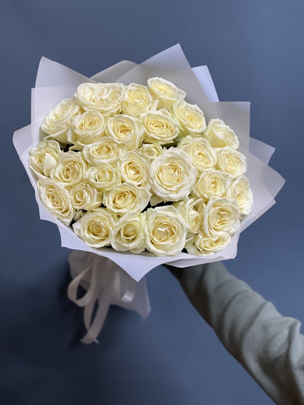 29 белые розы, артикул F1233705 - 6379 рублей, доставка по городу. Flawery - доставка цветов