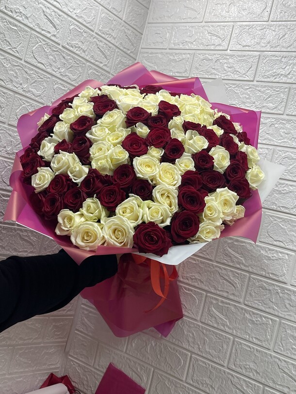 101 роза, артикул F1239220 - 18479 рублей, доставка по городу. Flawery - доставка цветов