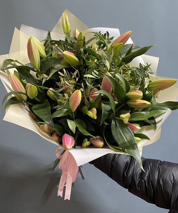 Лилии, артикул F1240437 - 10999 рублей, доставка по городу. Flawery - доставка цветов