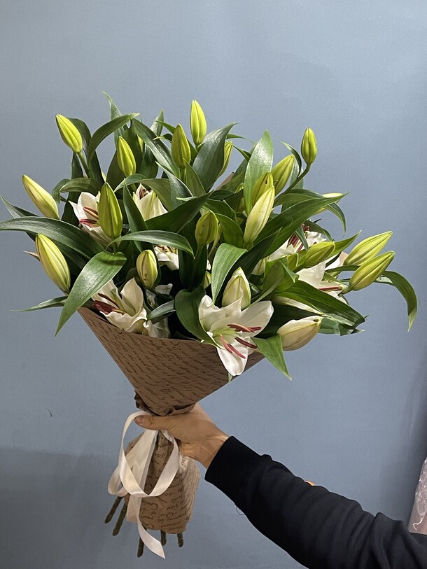 Лилия белая, артикул F1240723 - 14000 рублей, доставка по городу. Flawery - доставка цветов