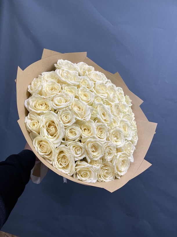 Белые розы 45, артикул F1264175 - 8799 рублей, доставка по городу. Flawery - доставка цветов