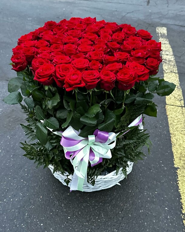 101 роза, артикул F1269423 - 38390 рублей, доставка по городу. Flawery - доставка цветов