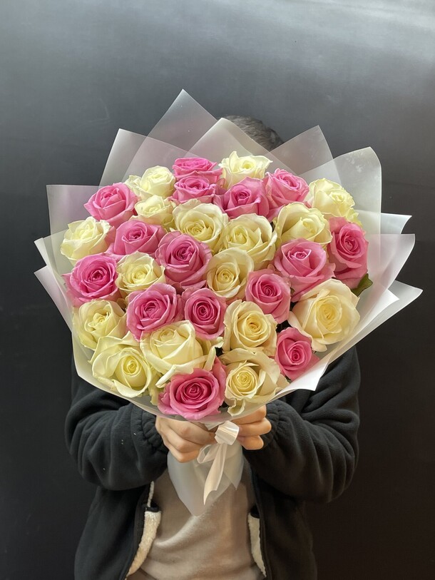 Букет из роз микс, артикул F1270923 - 6819 рублей, доставка по городу. Flawery - доставка цветов