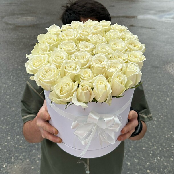 Белые розы в коробке, артикул F1273628 - 7699 рублей, доставка по городу. Flawery - доставка цветов
