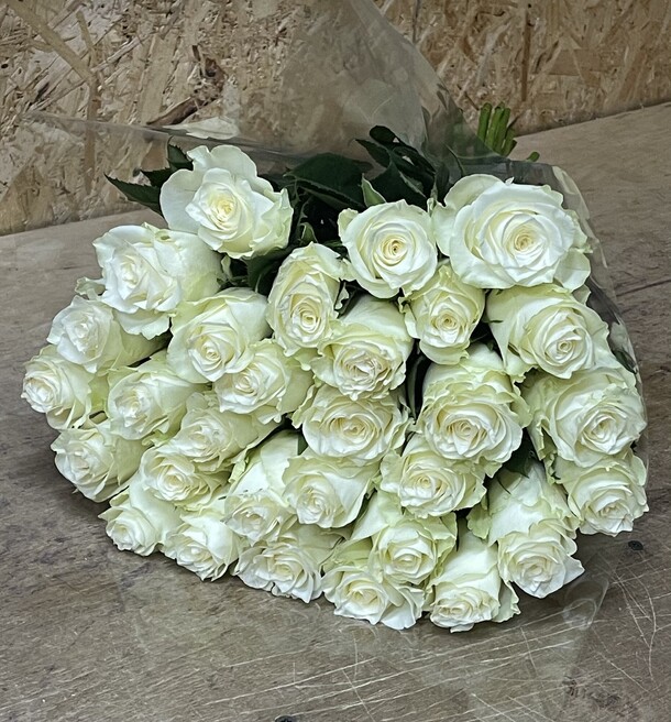 Белая роза премиум, артикул F1275000 - 7150 рублей, доставка по городу. Flawery - доставка цветов
