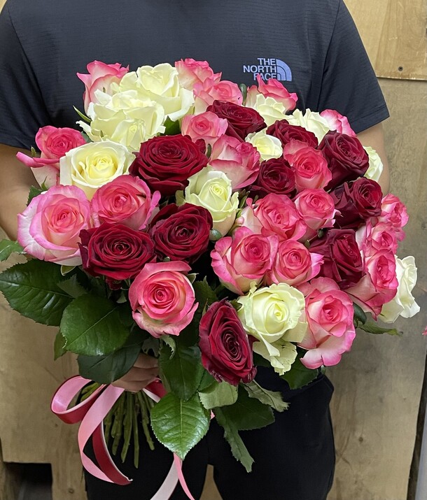 Розы микс, артикул F1276577 - 8799 рублей, доставка по городу. Flawery - доставка цветов