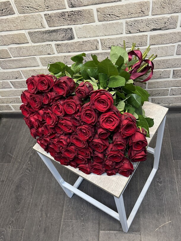 51 роза, артикул F1284958 - 9350 рублей, доставка по городу. Flawery - доставка цветов