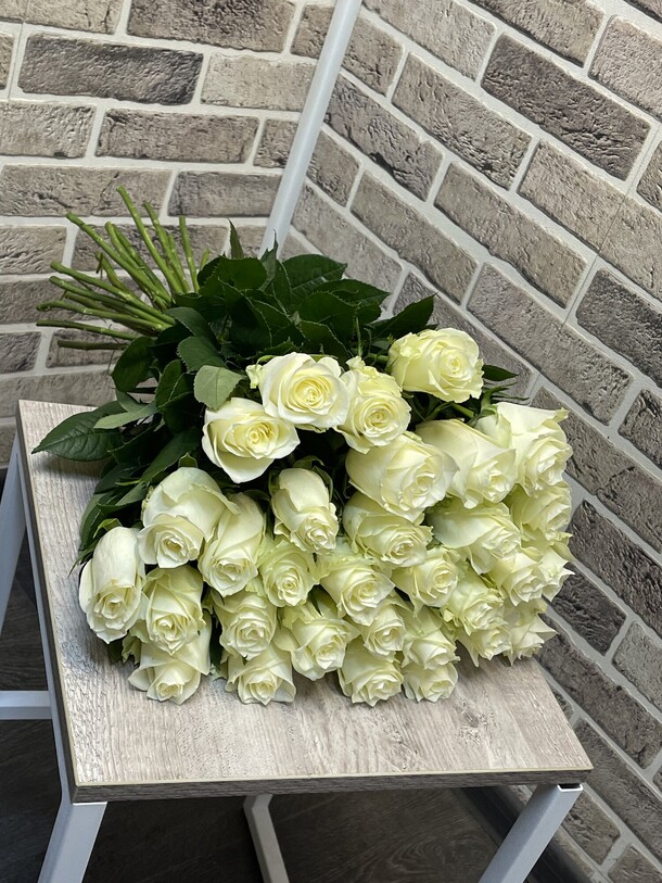 Белые розы 31, артикул F1285909 - 8527 рублей, доставка по городу. Flawery - доставка цветов