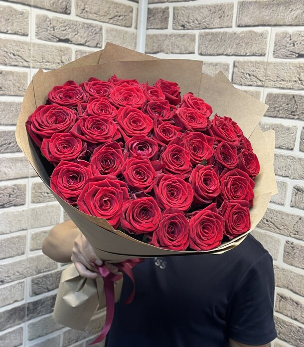 Красные розы 35 шт, артикул F1288457 - 6599 рублей, доставка по городу. Flawery - доставка цветов