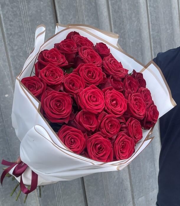 Роза 25 красная, артикул F1288831 - 5499 рублей, доставка по городу. Flawery - доставка цветов