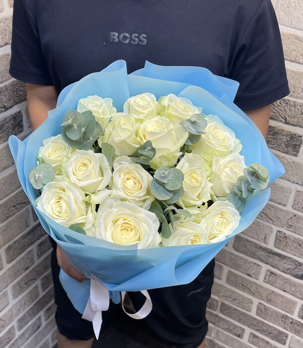 Розы белые, артикул F1297230 - 5291 рублей, доставка по городу. Flawery - доставка цветов