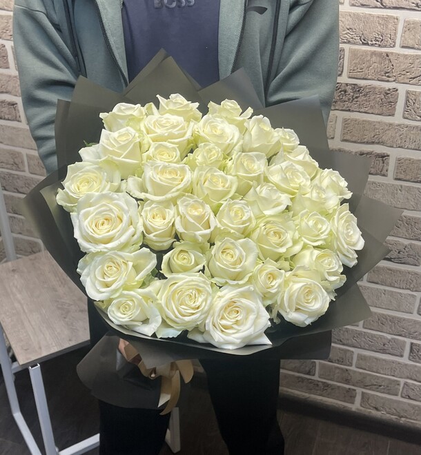 Букет из белых роз, артикул F1297231 - 6599 рублей, доставка по городу. Flawery - доставка цветов