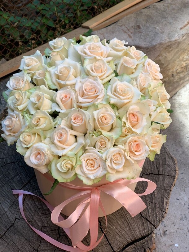 Розы розовые в коробке, артикул F1298301 - 8799 рублей, доставка по городу. Flawery - доставка цветов