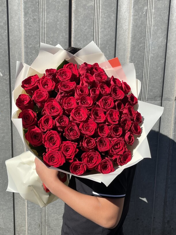 Букетик красных роз, артикул F1298575 - 8799 рублей, доставка по городу. Flawery - доставка цветов