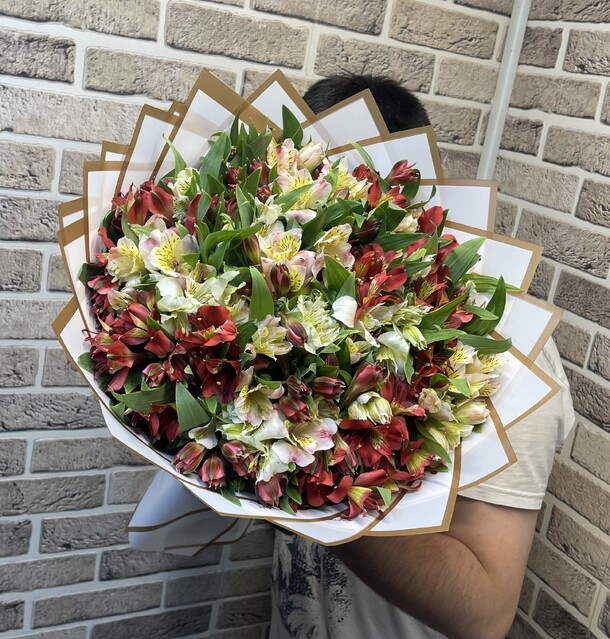 Букет 💐, артикул F1306342 - 5830 рублей, доставка по городу. Flawery - доставка цветов