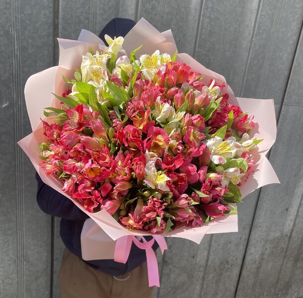 Букет 💐 альстромерия, артикул F1306612 - 6164 рублей, доставка по городу. Flawery - доставка цветов