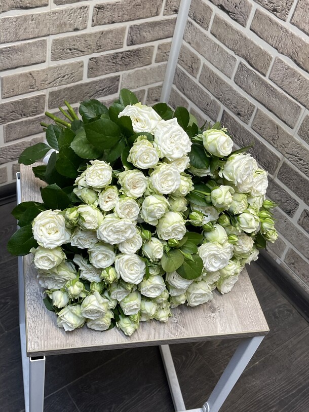 Роза кустовая белая, артикул F1307569 - 11770 рублей, доставка по городу. Flawery - доставка цветов